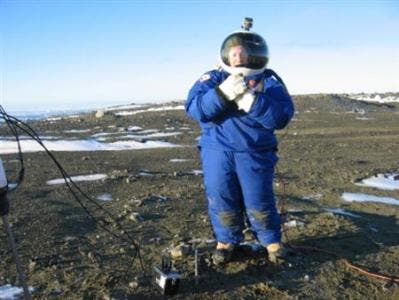 – 201103mars space suit