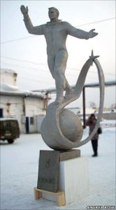 – 201104yuri gagarin statue