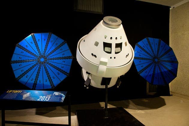 – 201111276616 future space capsule