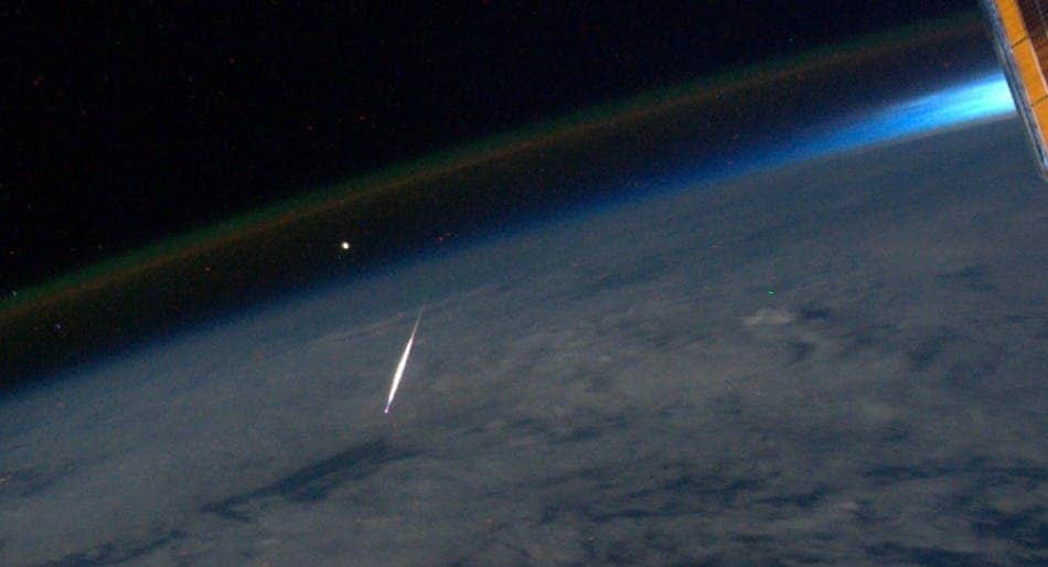 Photo of a comet plummeting towards Earth's atmosphere taken from on-board the International Space Station by NASA astronaut Ron Garan. (c) NASA/Ron Garan