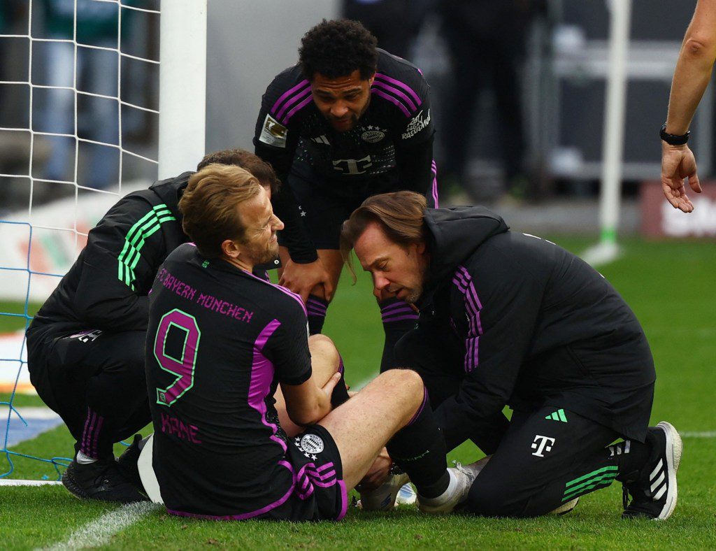 Soccer Football - Bundesliga - SV Darmstadt 98 v Bayern Munich - Merck-Stadion am Bollenfalltor, Darmstadt, Germany - March 16, 2024 Bayern Munich's Harry Kane receives medical attention after sustaining an injury REUTERS/Kai Pfaffenbach DFL REGULATIONS PROHIBIT ANY USE OF PHOTOGRAPHS AS IMAGE SEQUENCES AND/OR QUASI-VIDEO.