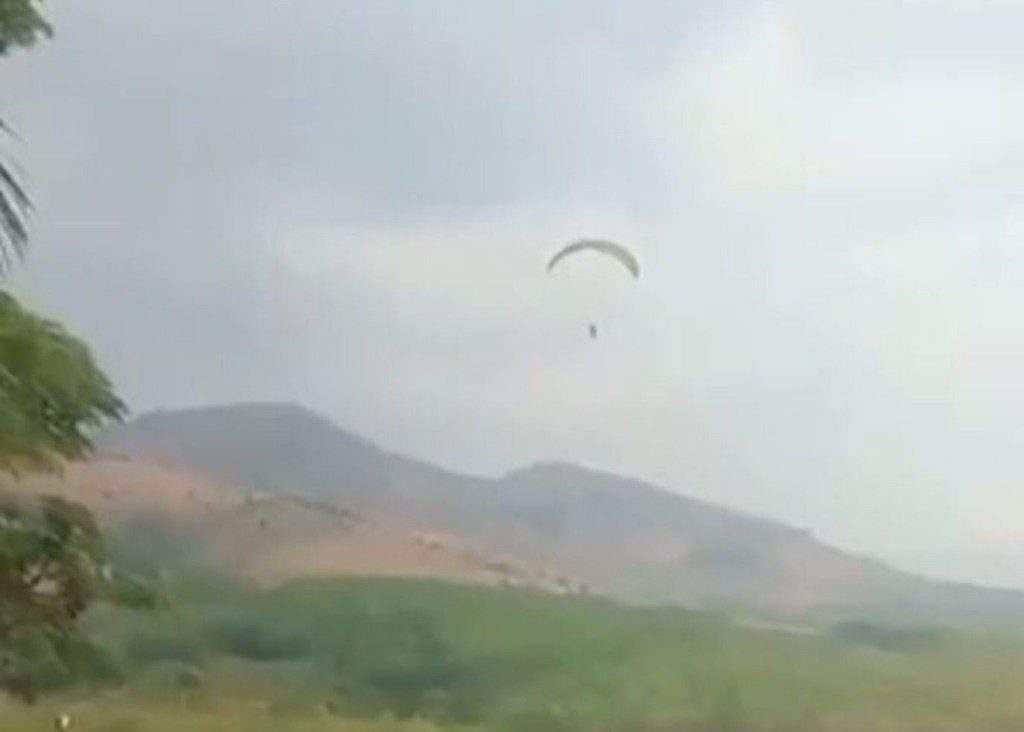 An athlete participating in a paragliding tournament suddenly falls from the air to the ground and gets seriously injured in Vietnam,  Despite intensive emergency treatment, the victim died. 