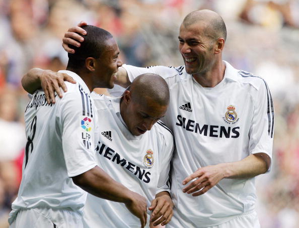 Real Madrid's Julio Baptista (L) celebra