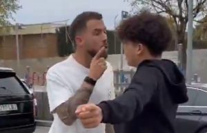 – 202404Inigo Martinez confronts fan outside Barcelona training ground 6fde