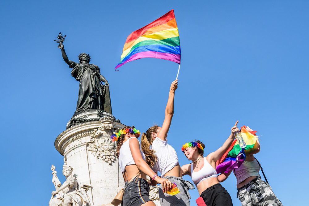 – 202101rainbow flag women lesbians paris pride